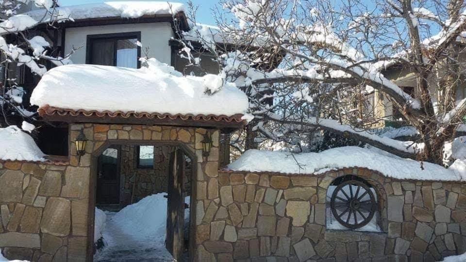 Семеен Хотел Национал Mineralni Bani Exterior foto